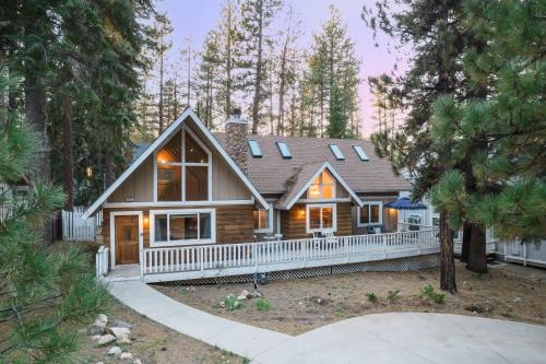 Summit Estates House | Hartwood by AvantStay Cozy Big Bear Abode w Spacious Deck Stone Fireplace