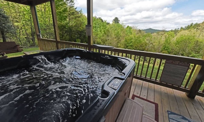 Ridgeline Vistas Cabin | Harvest Moon- View, dog friendly, hot tub, firepit