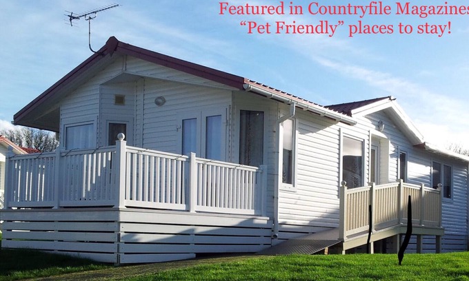 Bembridge Cabin | Harvey’s Hideaway Lodge - 6Berth(Superior), Child & Pet Friendly, Private Beach