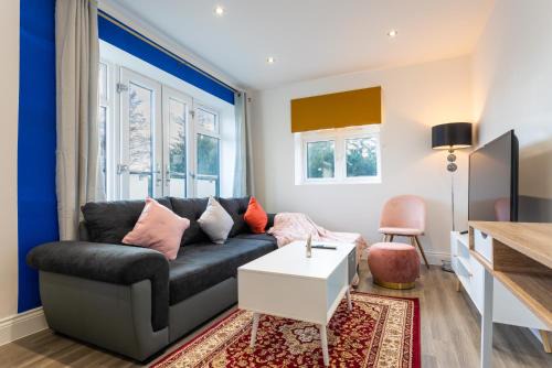 Hatfield Apartment | Hatfield Haven - Modern 2-Bed Retreat near Uni, Business Park & City Center, FREE Parking, Big savings on Longer Stays