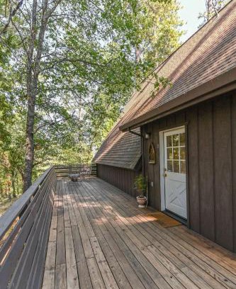 Hathaway Pines Apartment | Hathaway Hideaway Loft Apartment