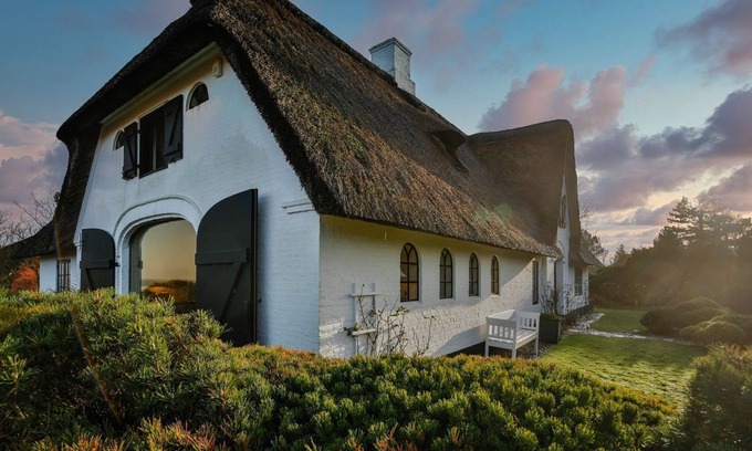 Wenningstedt-Braderup House | Haus Wattenblick - Reetgedecktes Einzelhaus auf ca. 280 m² Wohnfläche für bis zu 6 Personen mit