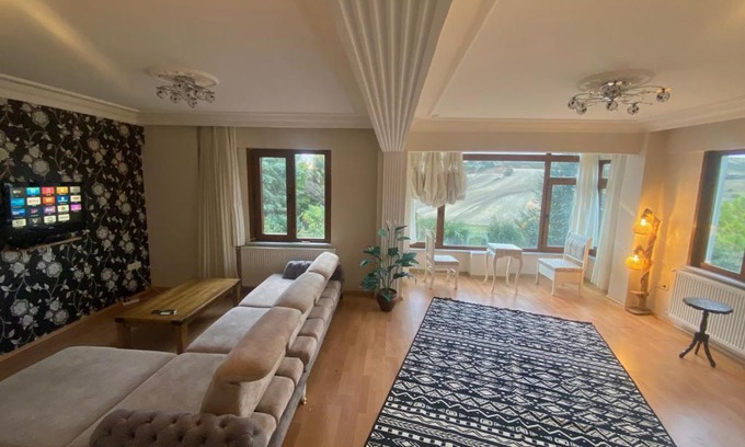 Arnavutkoy District House | Havalimanına çok yakın bahçeli villada oda