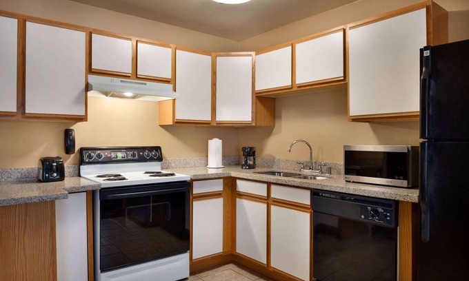 Oak Creek Hotel | Hawthorn Extended Stay by Wyndham Milwaukee Airport