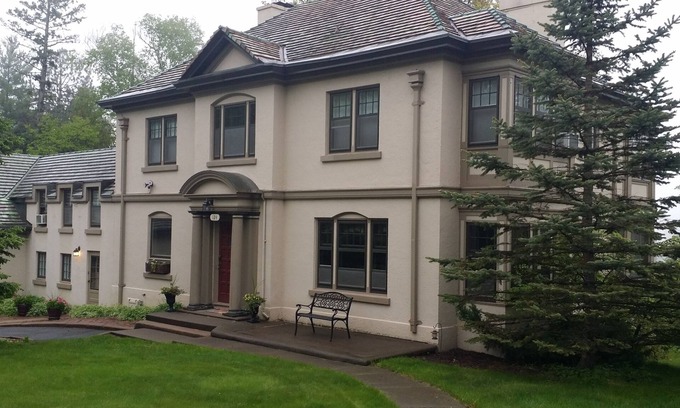 Congdon Park House | Hawthorne Manor- Perfect Duluth Location! Amazing historic home.