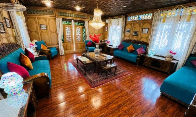 Dal Lake Boat Rental | hayat group of houseboats