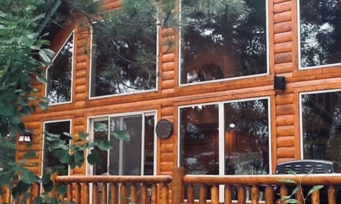 Hayward Cabin | Hayward, Round Lake Retreat! Private dock, 3 kayaks, beautifully maintained!