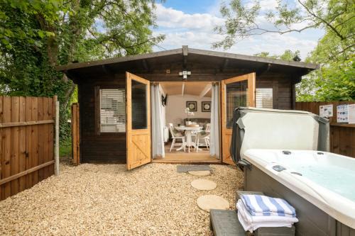 Blandford Saint Mary House | Hazel - Connect to the Nature in the Hot tub