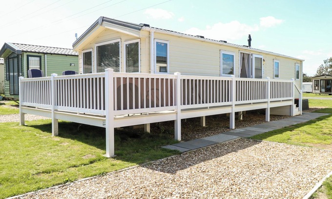 Hopton Cottage | HAZELL THORNE HIDEAWAY, pet friendly, with pool in Fritton