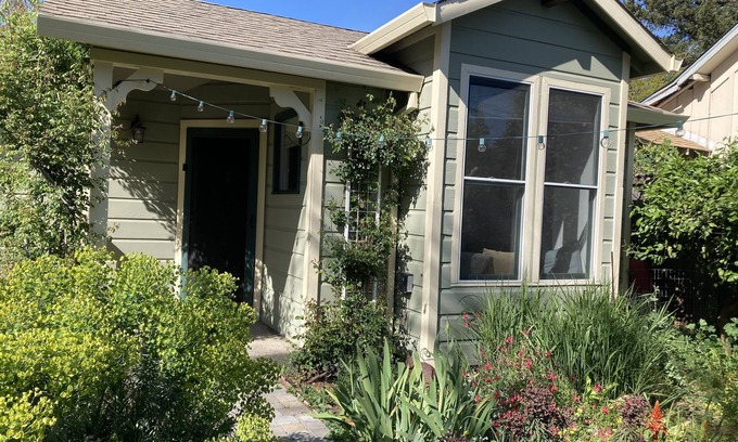 Healdsburg Cottage | Healdsburg Cottage Walk to the Plaza, Workspace