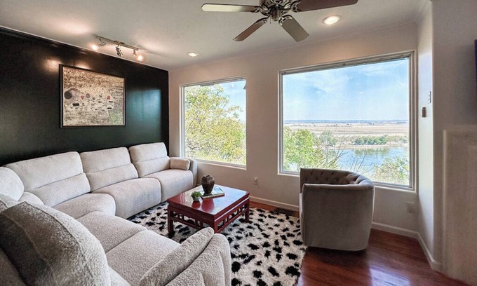 Plattsmouth House | Healing River Mojo Dojo- private retreat overlooking the grand Missouri River