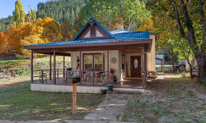 Kellogg House | Heart of all season activities Skiing, Biking, Swimming. 🚴🏼‍♀️🏊🚠⛷️🎣