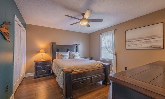 Athens House | Heart of Athens! Beautiful Townhouse, 15 Minute Walk to Stadium, Downtown.