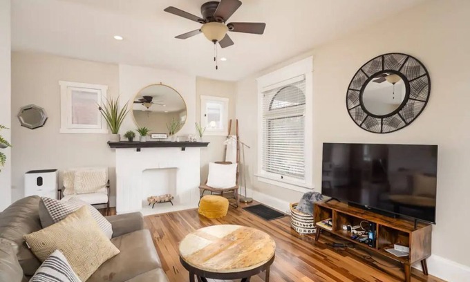 Victorian Village House | Heart of Columbus- Private Parking & Yard