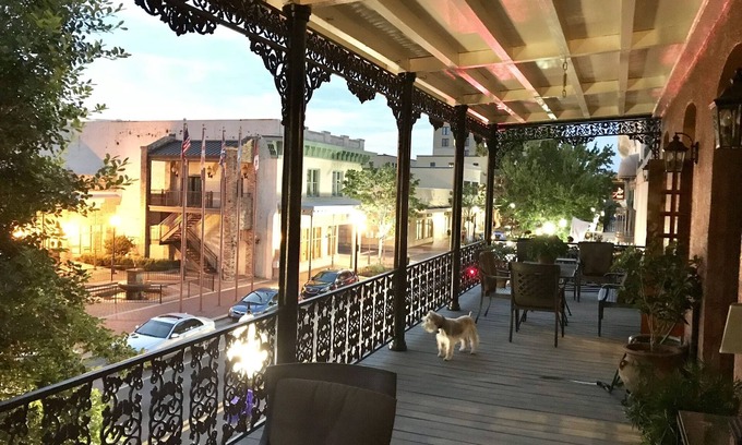 Downtown Apartment | HEART OF DOWNTOWN Palafox Place Sleeps 6, Perfect for small events