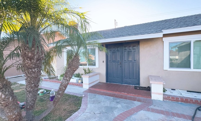 Westminster House | Heart of Little Saigon. n15 mins to the beachnSoothing 2-bedroom in Westminster