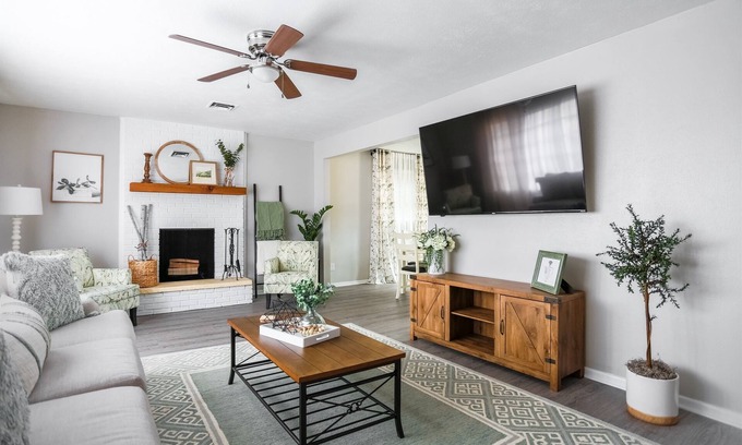 Lubbock House | Heart of Rush 5/2.5 Remodeled Near Tech/Greek Cir