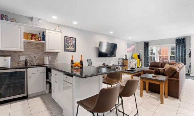 Telegraph Hill House | Heart of Southie - Hot Tub + Walk to Top Bars