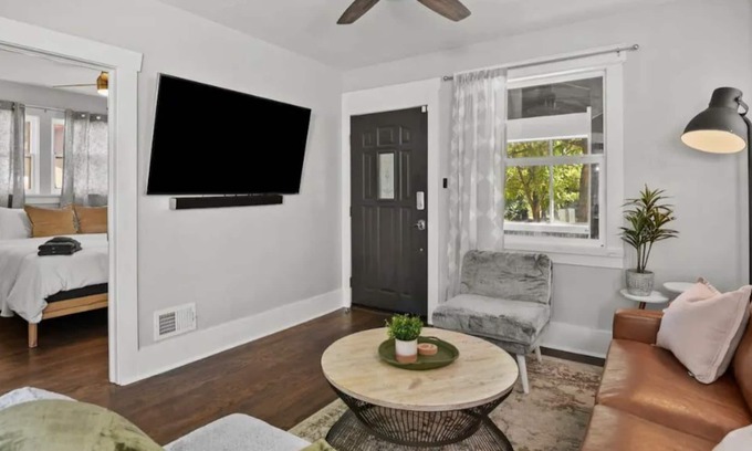 West Highland House | Heart of the Highlands - Walk to Highlands Square!