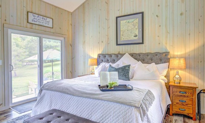 Logan Cottage | Heart of the Hocking Hills centrally located to hiking trails, lake and shopping