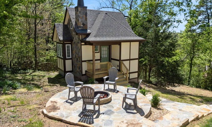 Eureka Springs Historic District Cottage | Hearthstone Hideaway at Tudor Suites