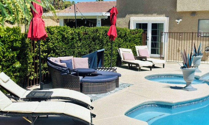 Paradise House | Heated jacuzzi and natural garden home