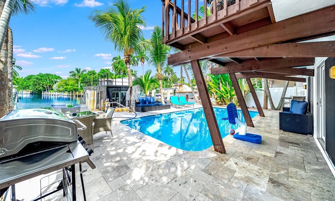 Hendricks and Venice Isles House | Heated Pool+HOUSE BOAT! 1 Mile To Beach/Las Olas!