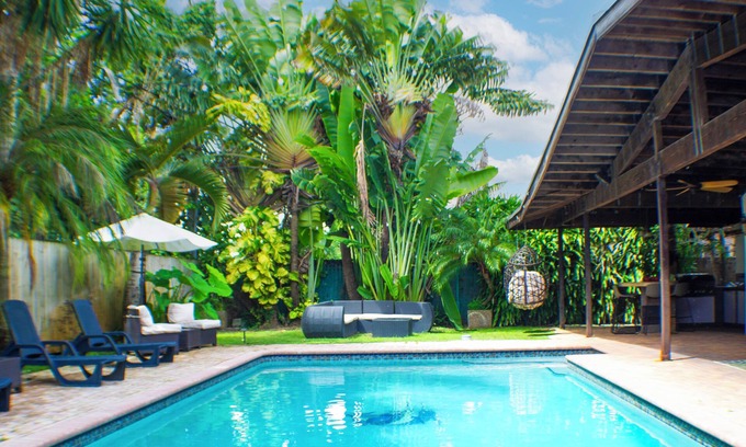 Ludlam House | Heated pool, King beds, full outdoor kitchen, gate, blocks from highway exit.