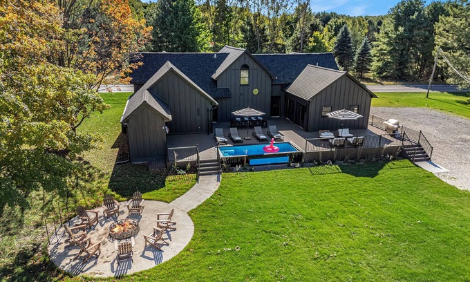 Mears House | Heated Pool. Luxe STR/game room/fire pit/privacy