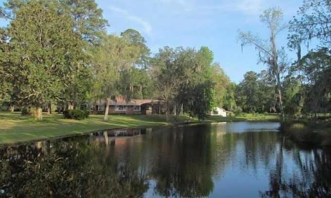 Camden House | Heated Pool, Private Tennis/Pickleball Court, Private Dock on Satilla River