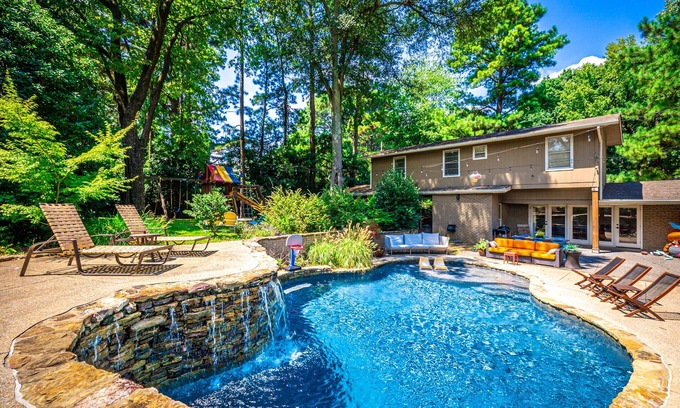 East Memphis House | Heated Saltwater Pool ❤️ Mid Century Oasis ❤️Indoor-Outdoor❤️Modern Escape