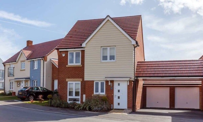 Poole House | Heath Reach - Just a short distance to Tower Park