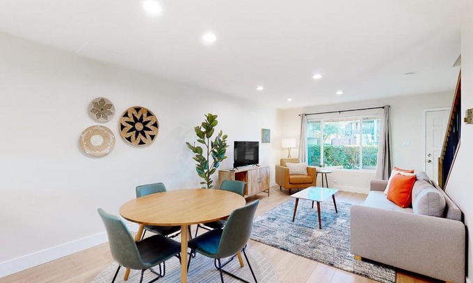 Fashion Square Apartment | Heavenly Oasis