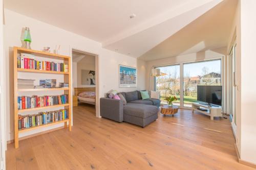 Bad Toelz Apartment | Helle Wohnung mit Bergblick & eigener Terrasse