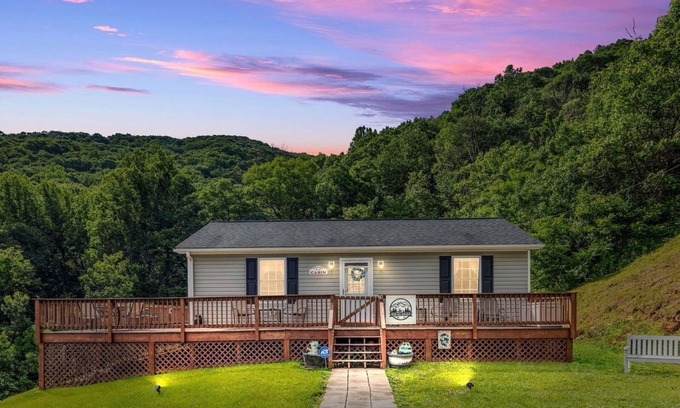 Stanley Cabin | Helms Mountain Getaway with Hi Speed Internet