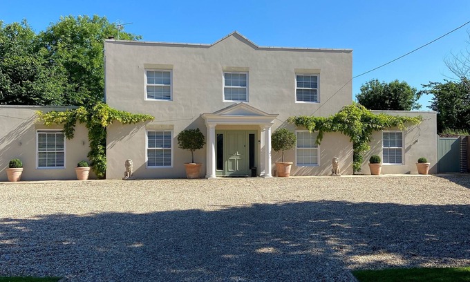 Horton House | Hen Doo’s and Families *Jacuzzi * BBQ *Parking* Pool Table * Games room