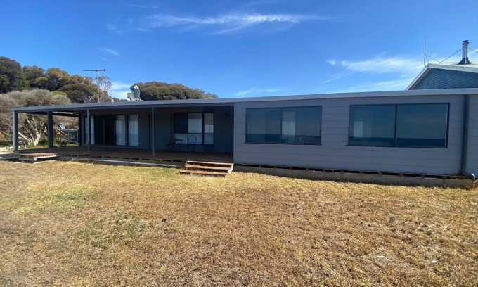 Para Wurlie House | Hendys 346 - Absolute beachfront! Excellent sea views!