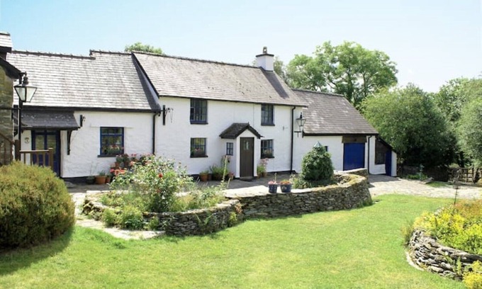 Corwen Cottage | Henfaes Isaf - Tranquil 16th Century Farmhouse near Snowdonia