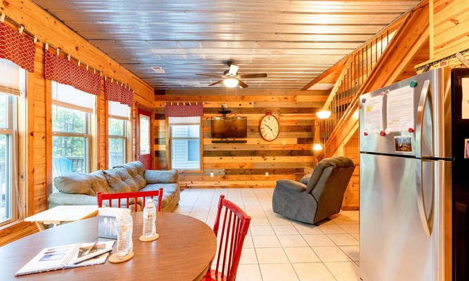 Edgemont Cabin | Hennie's Hideaway #2