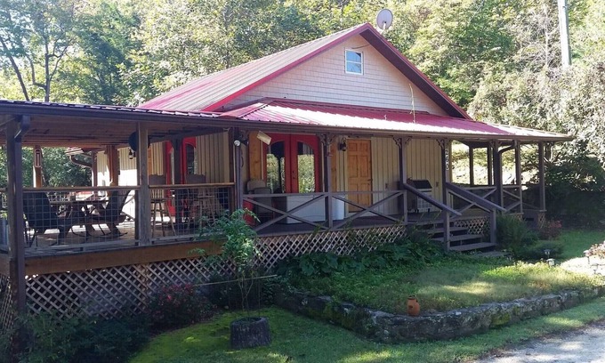 Mountain Rest Cabin | HENRY’S red roof cabin on the Chauga River