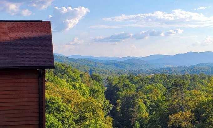 Upper Peachtree Cabin | "Her Endless Views", the name says it all! Long range mountain Views + hot tub