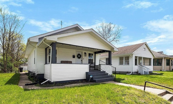 Northeast South Bend House | Here come the Irish! 2 BR Home 1 mile from Notre Dame! Sleeps 6 people!