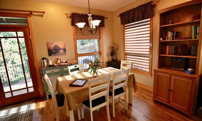 Auburn Cottage | Heron Cottage - Tranquil Retreat