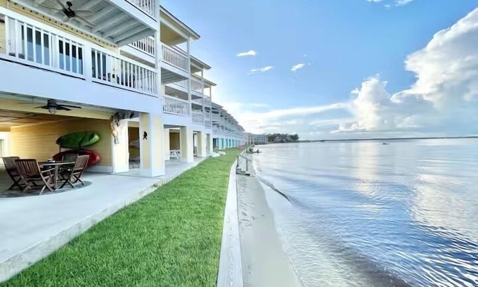 Innerarity Townhomes House | Herons Nest: Gorgeous Waterfront Unit with Kayaks!