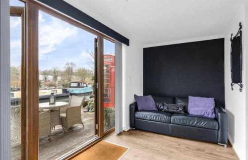 Hertford Apartment | Hertford - Sleeps 2 - 92 Walking Score - Garden