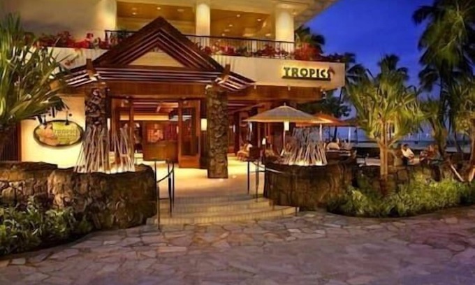 Waikiki Resort | HGVC Hawaiian Village Beachfront Resort & Spa, Hot Tub, Pool