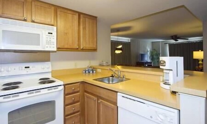 Waikiki Resort | HGVC Waikiki Beach Walk Resort & Spa, Hot Tub-Pool