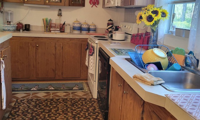 Folkston House | Hickey Manor, isolated and comfortable. Great for large family.