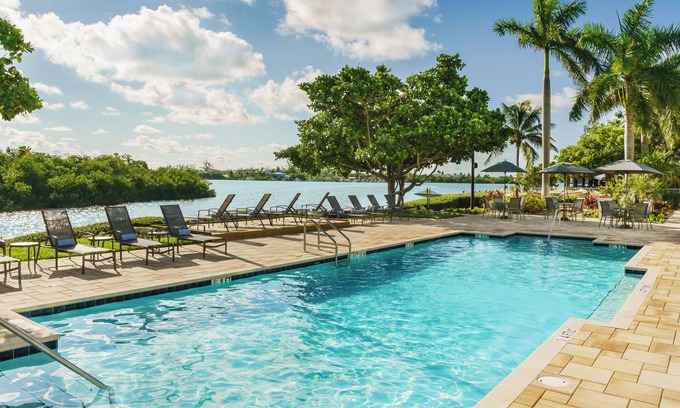 Marathon Hotel | Hidden Gem! 4 Amazing Units, Outdoor Pool, Free Breakfast, On-Site Bar