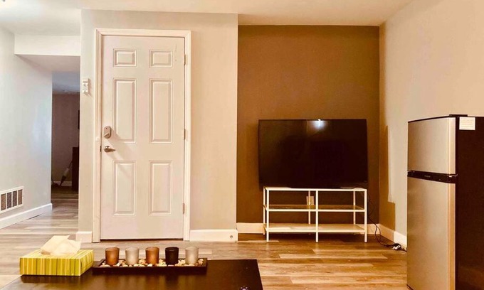 Overland Apartment | HIDDEN GEM!! 7 MINS TO AIRPORT W/ PRIVATE ENTRANCE